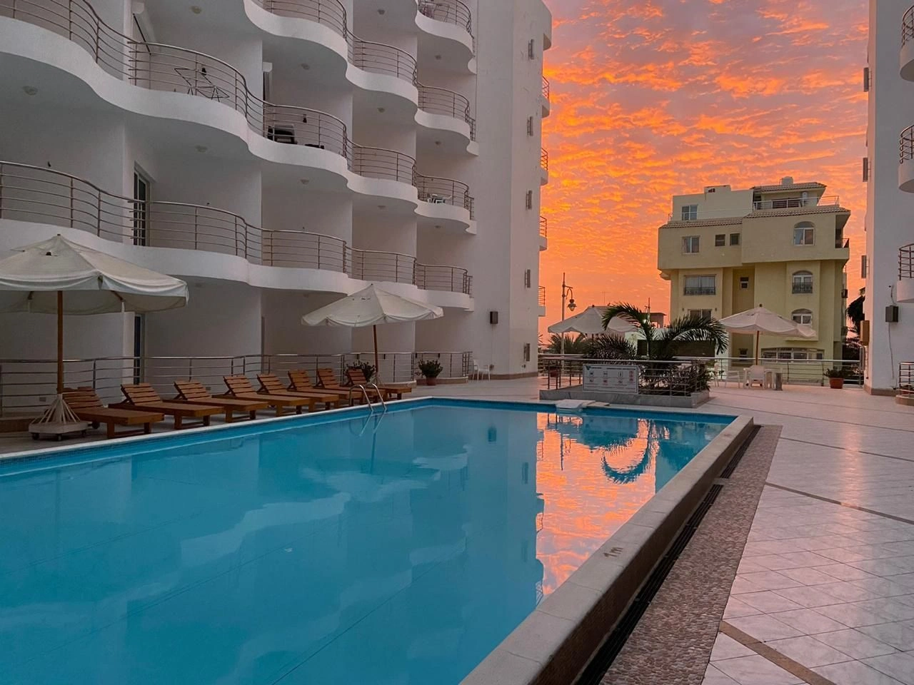 Квартира в престижном комплексе с бассейном в центре Хургады - $ 84,300