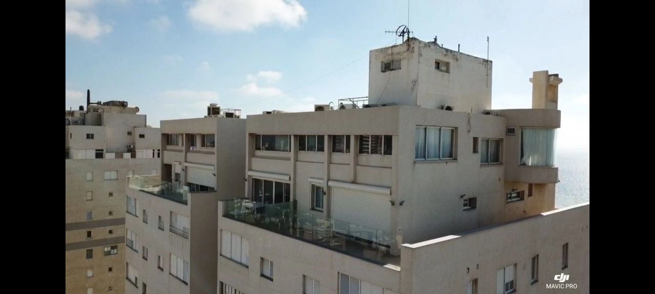 Пентхаус с террасой на первой линии моря в Нетанье, Израиль