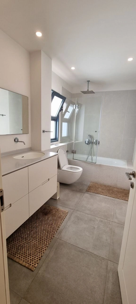 Посмотреть квартиру с техникой на первой линии моря в Нетании, Израиль