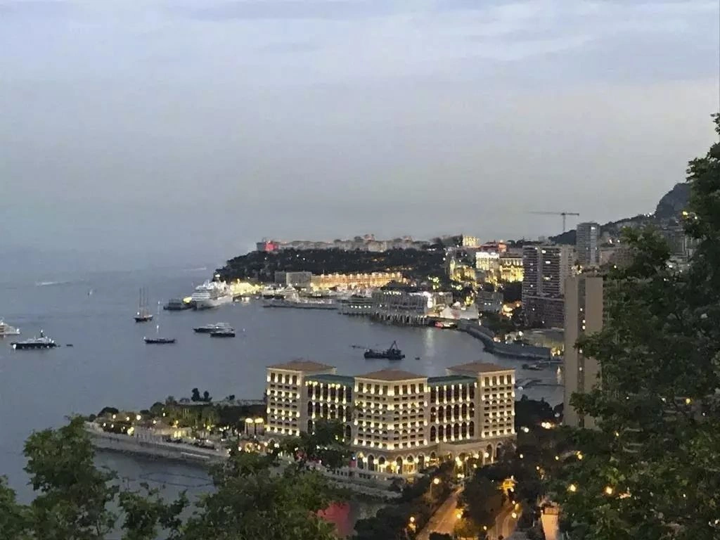 Вилла с видом на море и садом в Рокебрун-Кап-Мартен, Франция