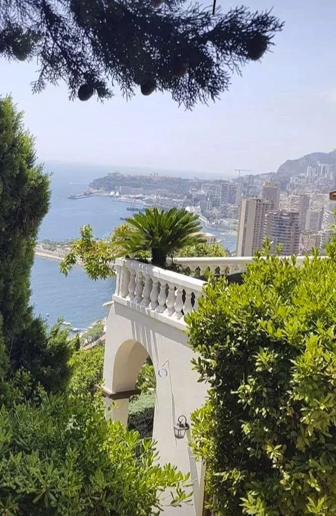 Вилла с видом на море и садом в Рокебрун-Кап-Мартен, Франция