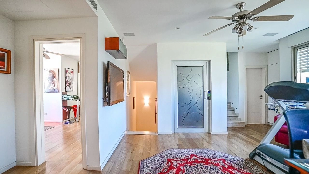 Вилла с ухоженным садом и бассейном на севере Тель-Авива, Израиль