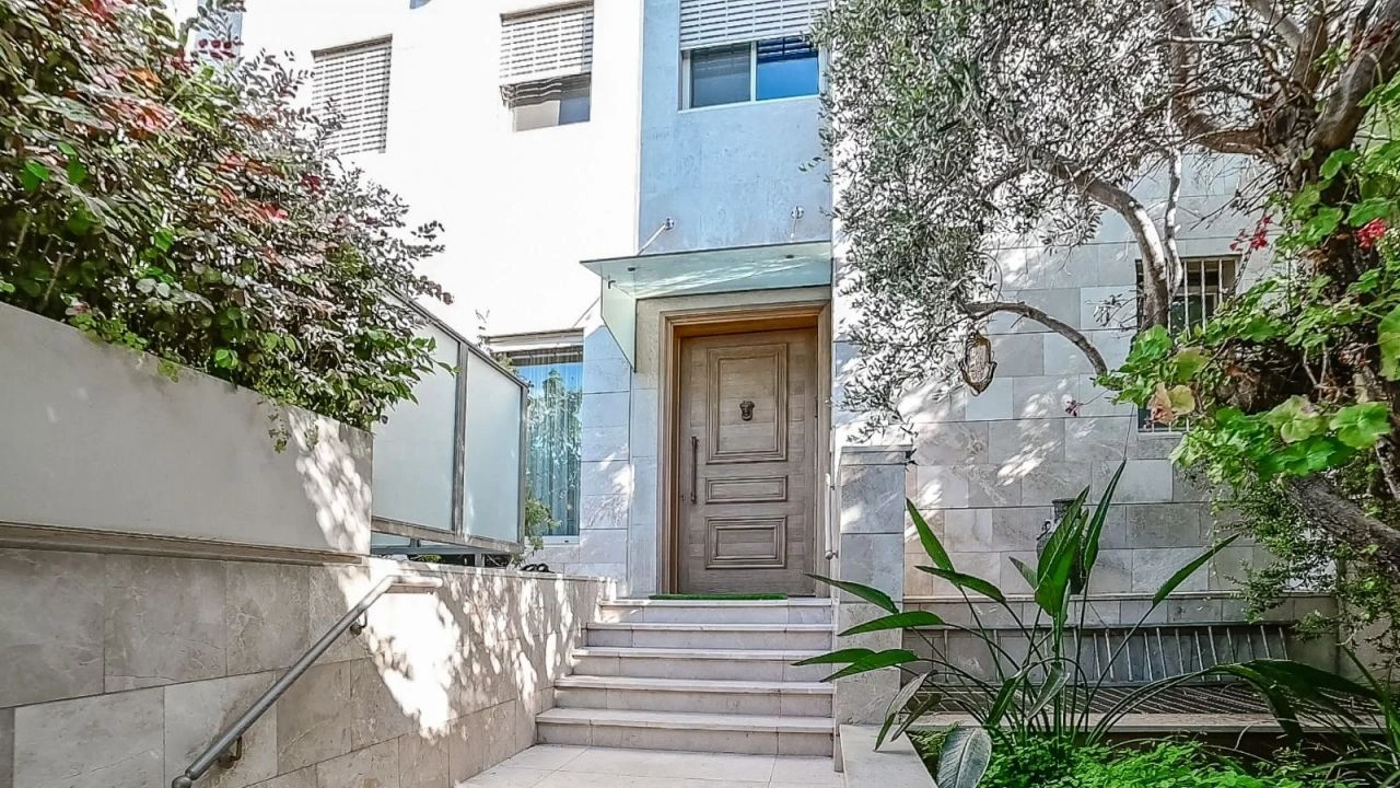 Вилла с ухоженным садом и бассейном на севере Тель-Авива, Израиль