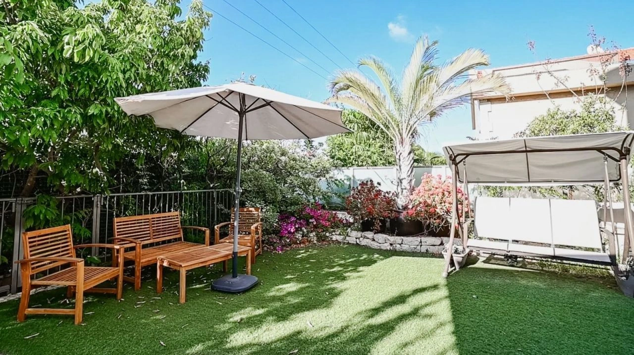 Вилла с ухоженным садом и бассейном на севере Тель-Авива, Израиль