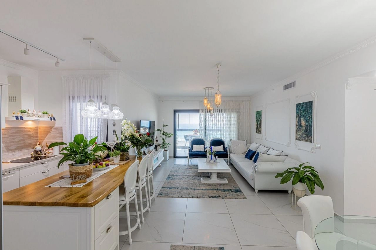 Квартира в Бат Яме с панорамным видом на море, Израиль