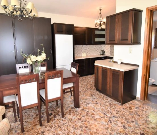 Прекрасная вилла площадью 240 м2 в Лутраки, в 100 метрах от моря