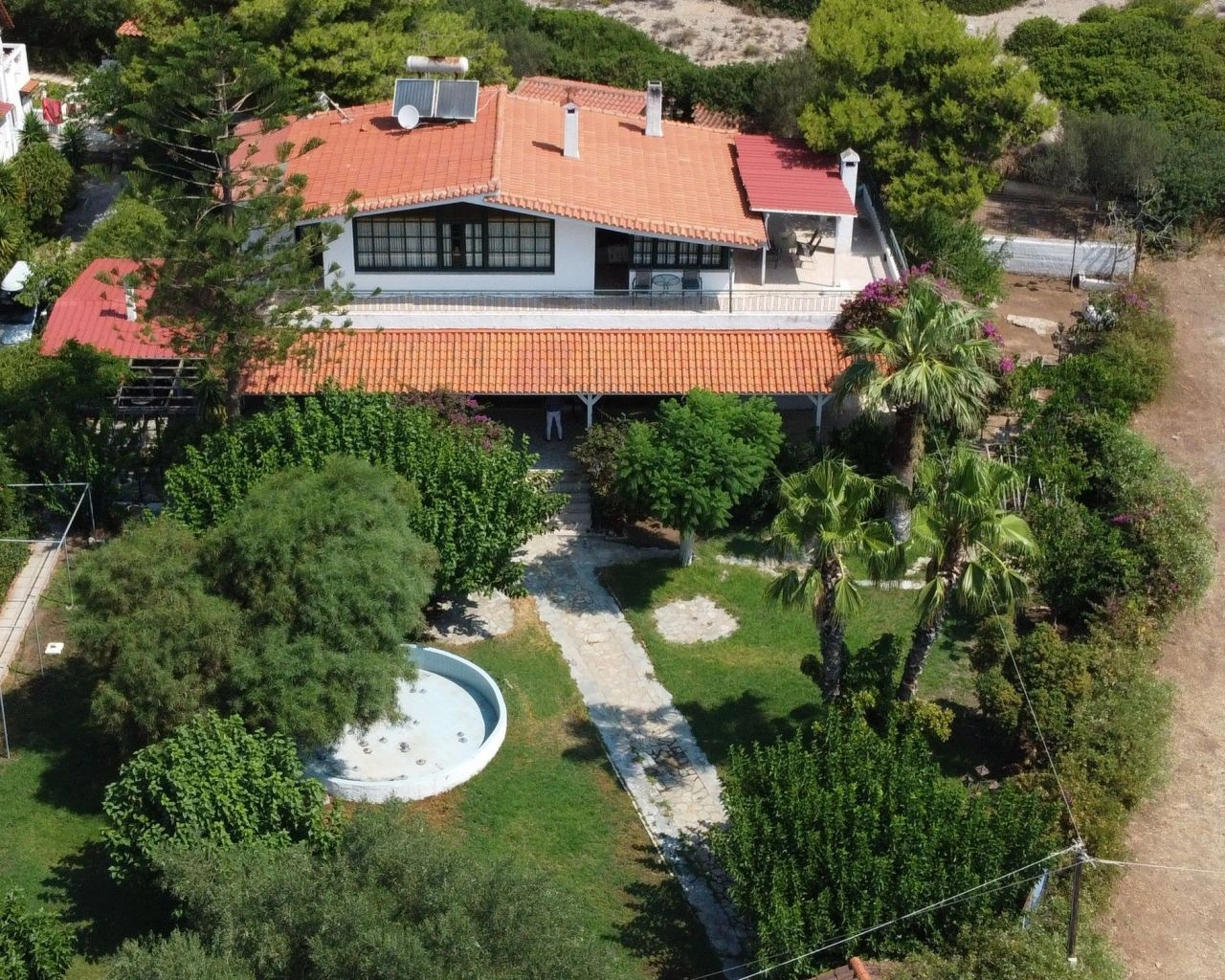 Прекрасная вилла площадью 240 м2 в Лутраки, в 100 метрах от моря