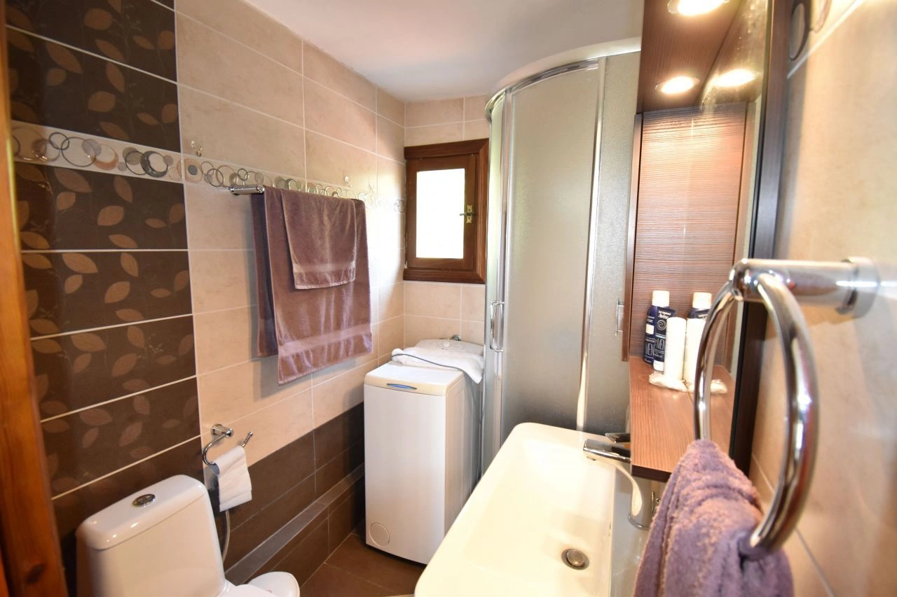 Прекрасная вилла площадью 240 м2 в Лутраки, в 100 метрах от моря