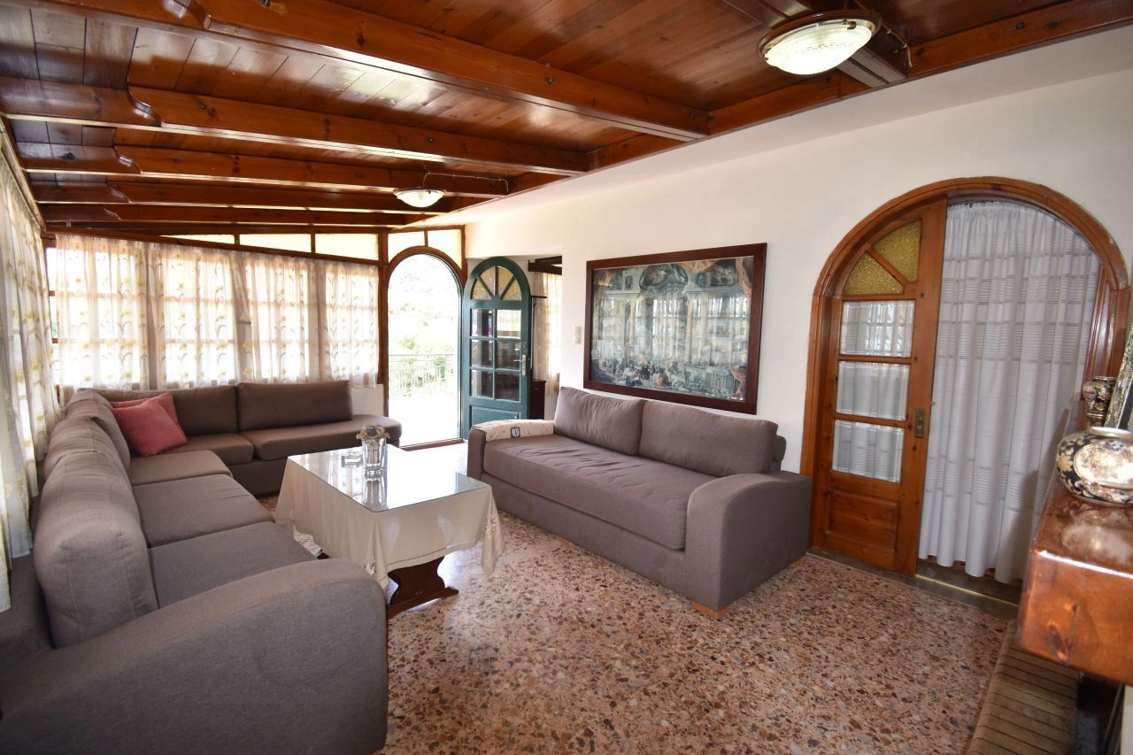 Прекрасная вилла площадью 240 м2 в Лутраки, в 100 метрах от моря