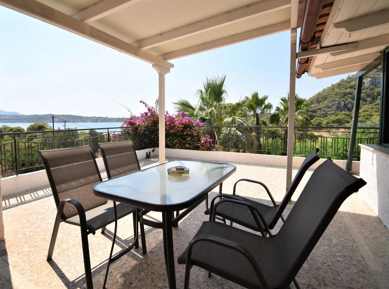 Прекрасная вилла площадью 240 м2 в Лутраки, в 100 метрах от моря