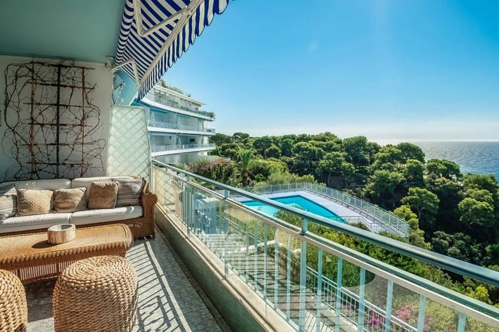 Apartment in a prestigious residence on the first line of the sea in Roquebrune-Cap-Martin, France