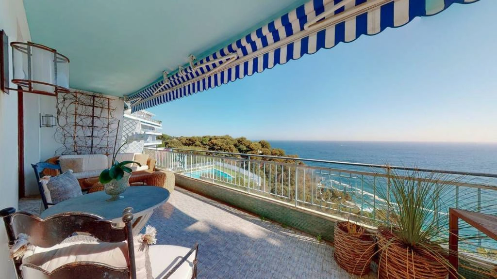 Apartment in a prestigious residence on the first line of the sea in Roquebrune-Cap-Martin, France