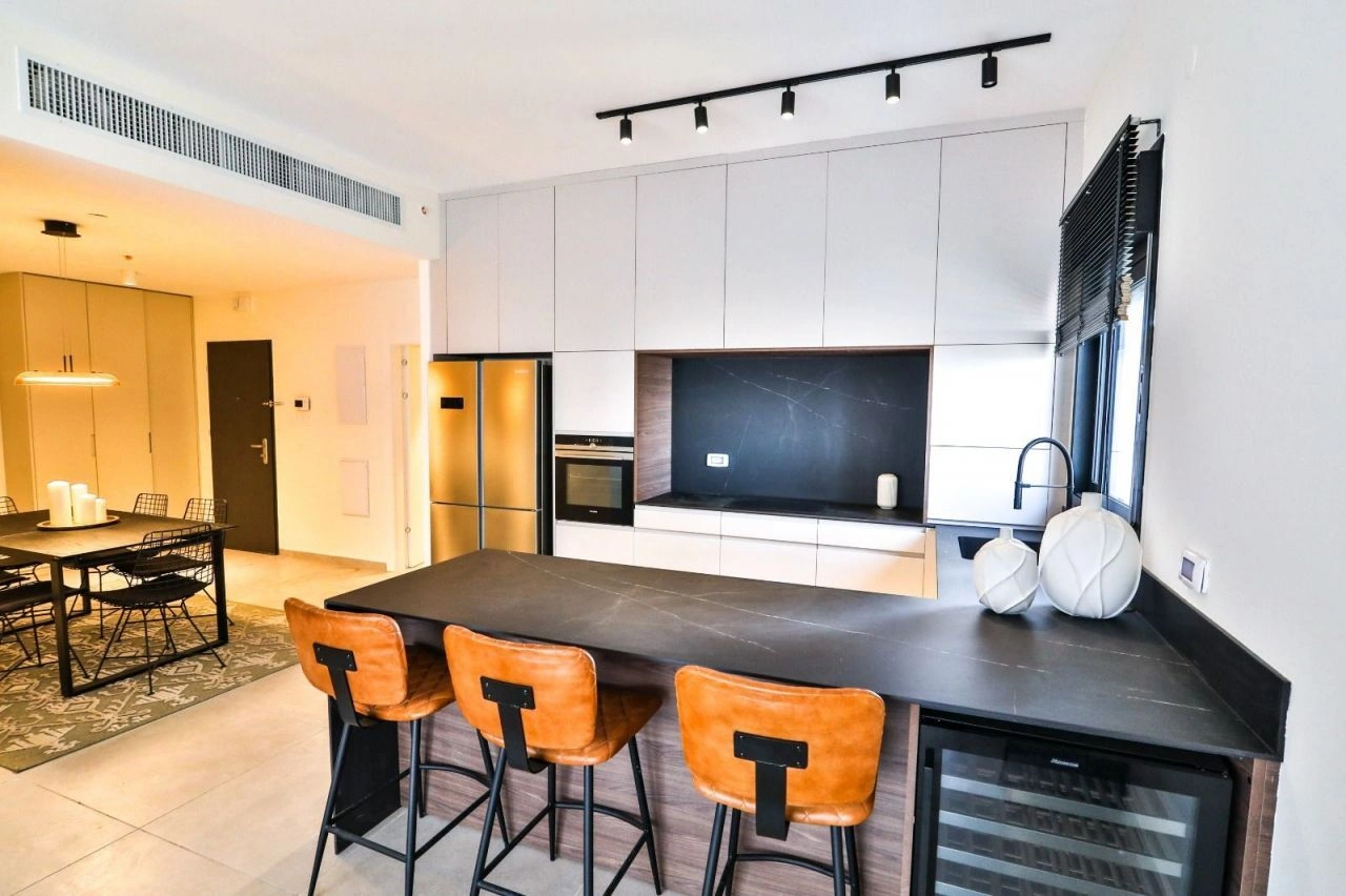 Квартира с просторным балконом в Бат-Яме, Израиль