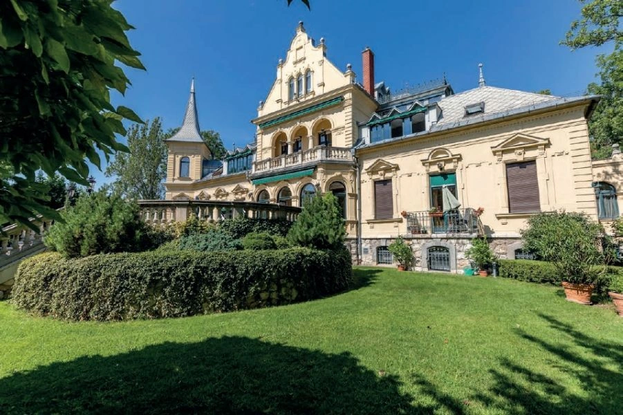 Century-old castle 16+1 in an elite area of Budapest