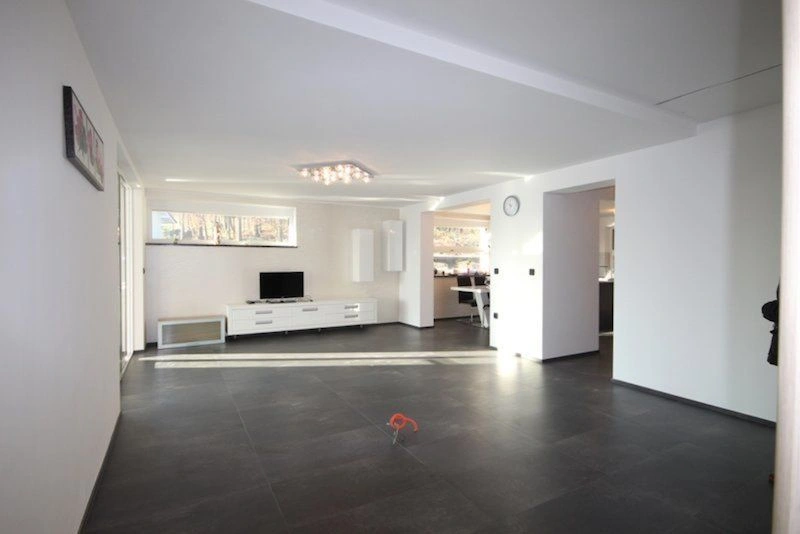 Половина трехэтажного дома 5+1