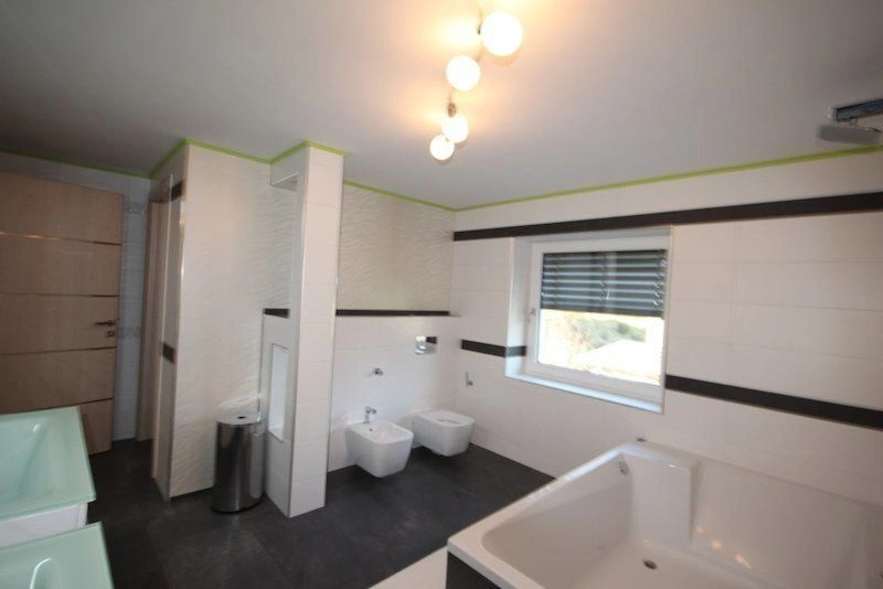 Половина трехэтажного дома 5+1