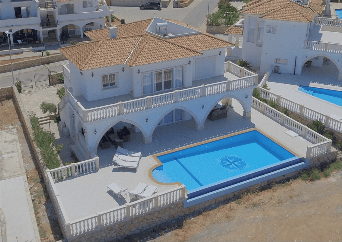 Вилла 3+1 на первой береговой линии в Эсентепе