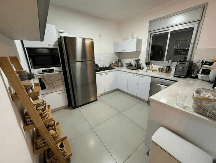 Квартира с террасой и видом на тихий двор в Холоне, Израиль