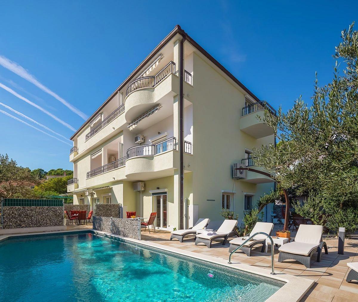 Просторная квартира площадью 82 м² в 600 метрах от моря