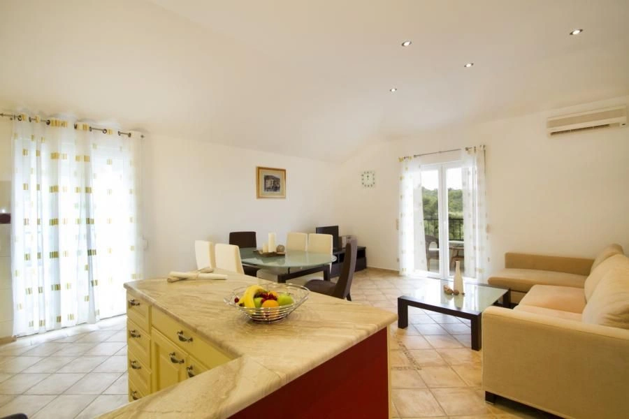 Просторная квартира площадью 82 м² в 600 метрах от моря