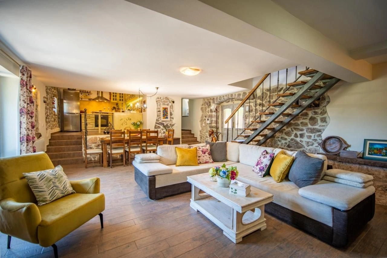 Вилла в Тивате за 852k € ✅ недвижимость в Черногории