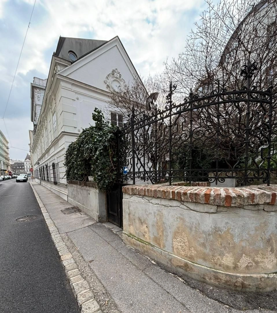 Квартира на последнем этаже с частной террасой в Вене, Австрия, 108 м²