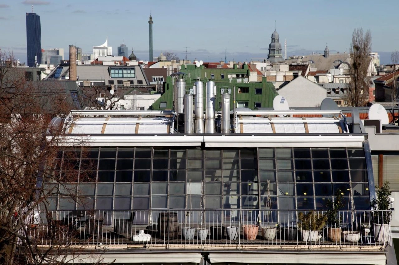 Квартира на последнем этаже с частной террасой в Вене, Австрия, 108 м²