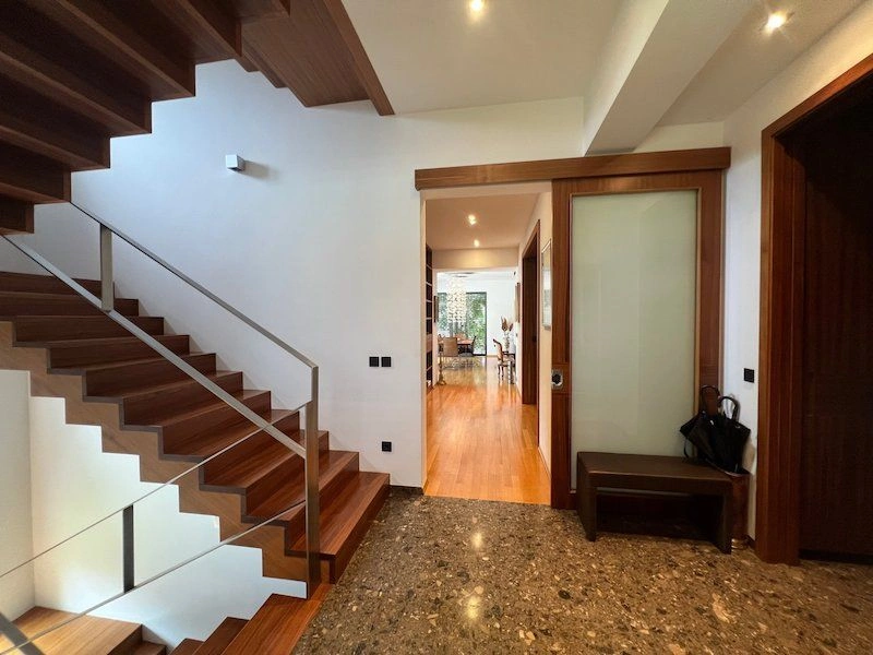 Роскошный дом 407 м2 в тихом районе