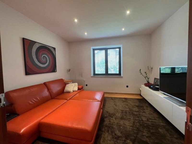 Роскошный дом 407 м2 в тихом районе