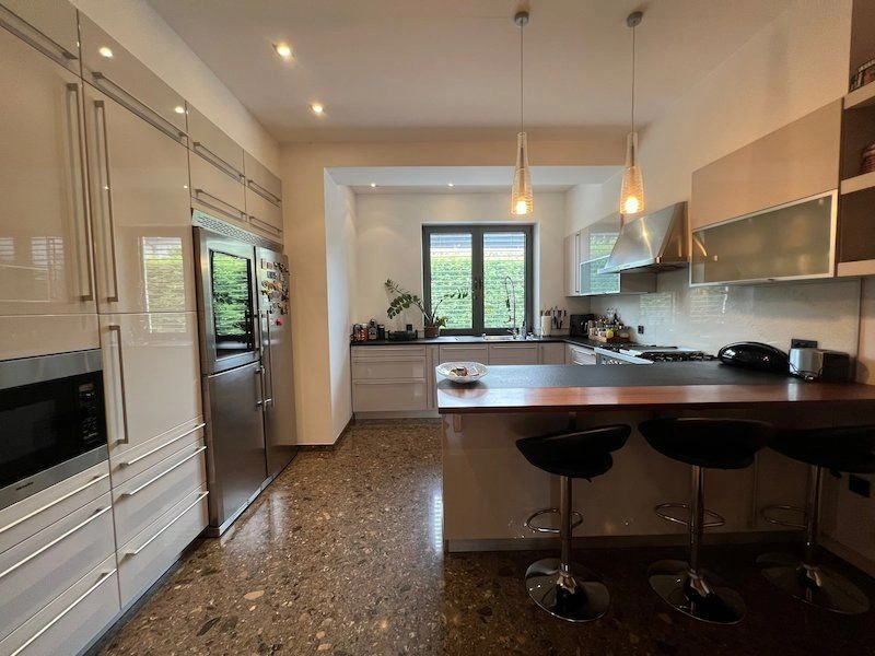 Роскошный дом 407 м2 в тихом районе