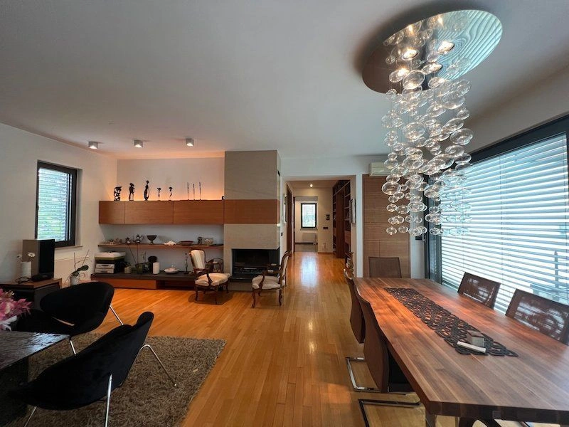 Роскошный дом 407 м2 в тихом районе