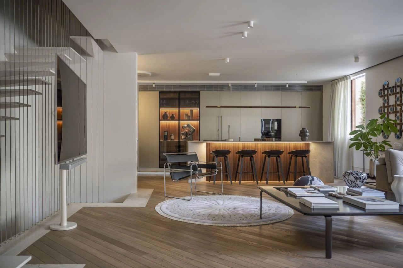 Трехуровневая квартира с просторной гостиной в Тель-Авиве, Израиль