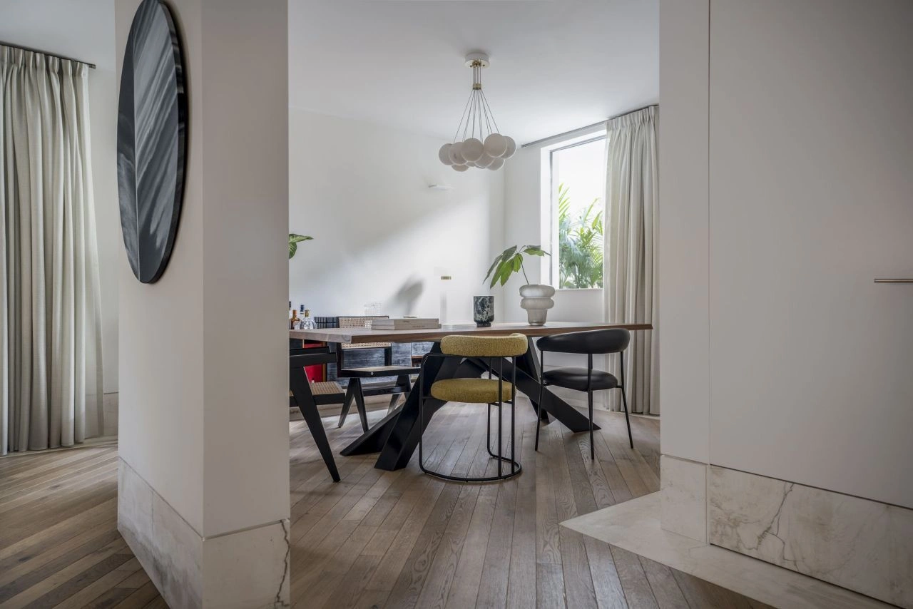 Трехуровневая квартира с просторной гостиной в Тель-Авиве, Израиль