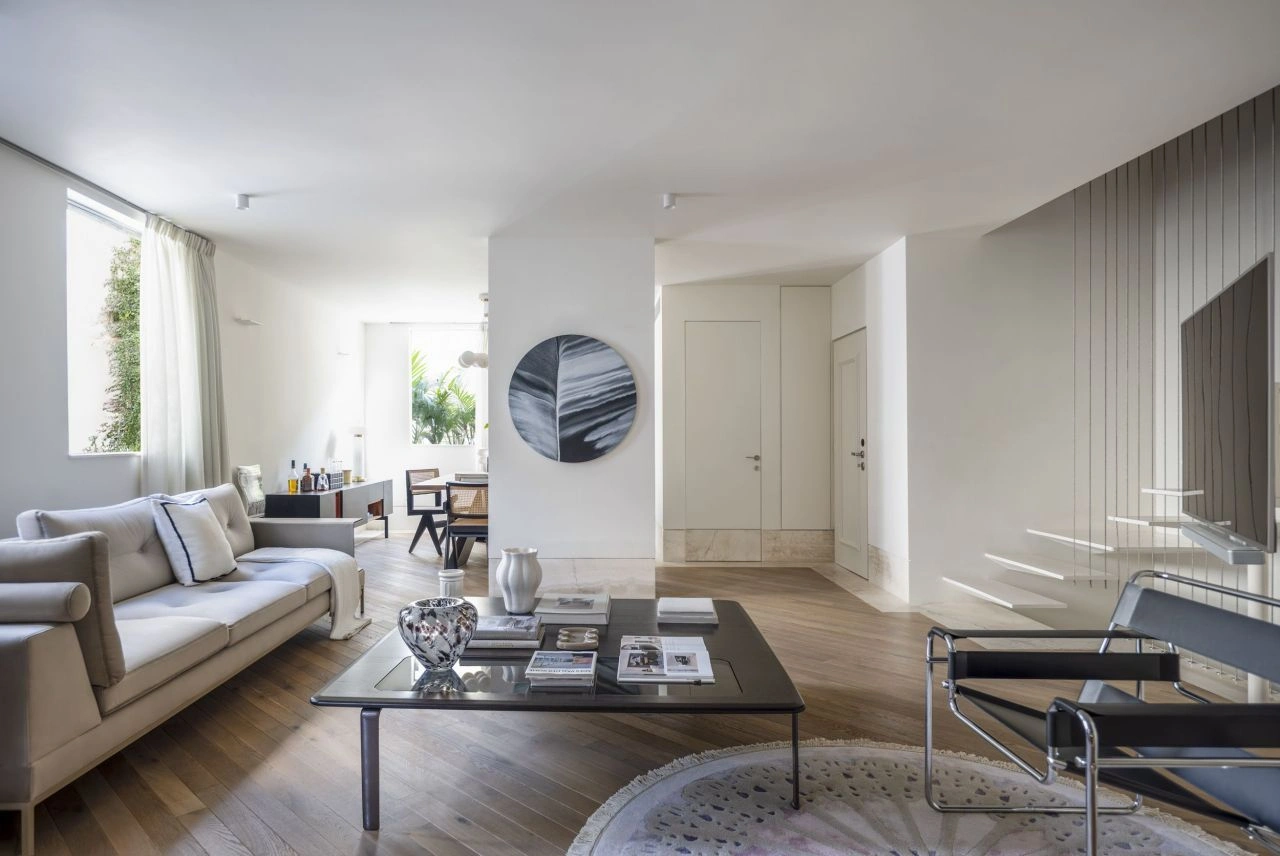 Трехуровневая квартира с просторной гостиной в Тель-Авиве, Израиль