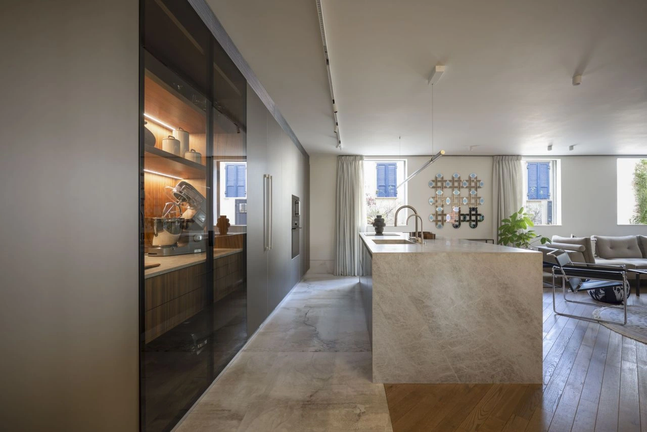 Трехуровневая квартира с просторной гостиной в Тель-Авиве, Израиль