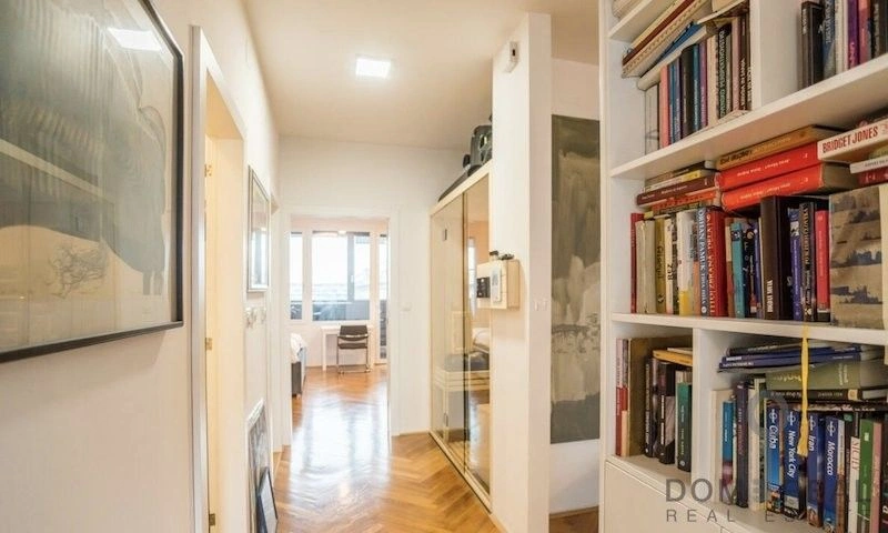 Квартира 2+1 в современном здании в центре Любляны