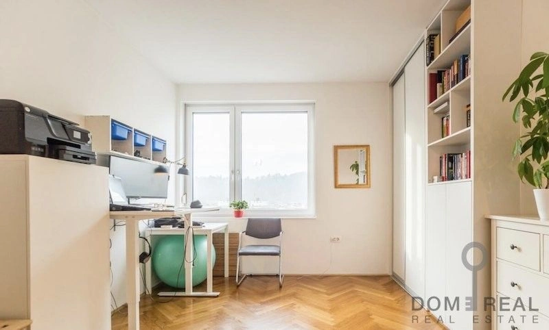 Квартира 2+1 в современном здании в центре Любляны