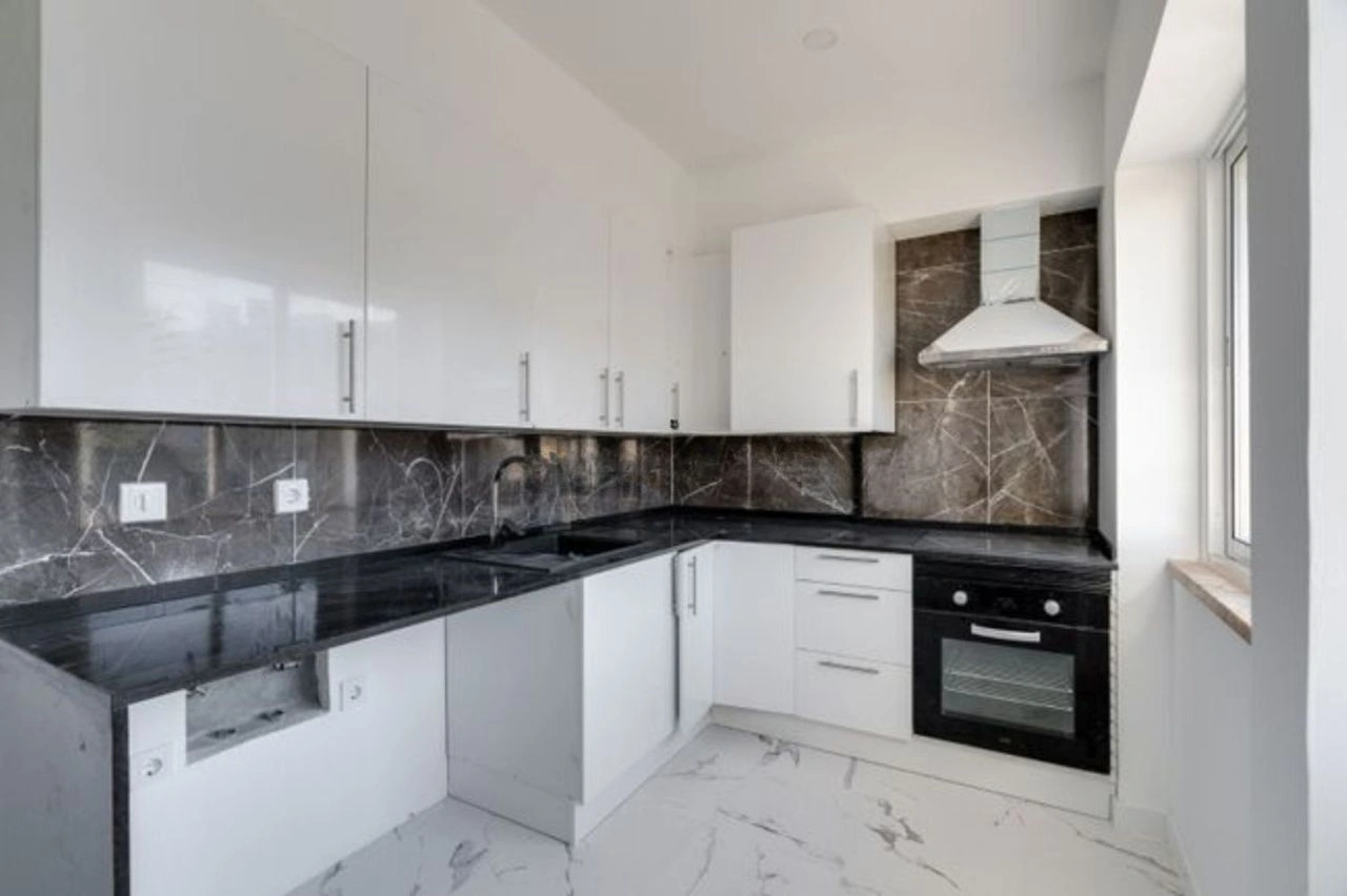 Квартира 3+1 с балконами в районе Амадора, Лиссабон, Португалия