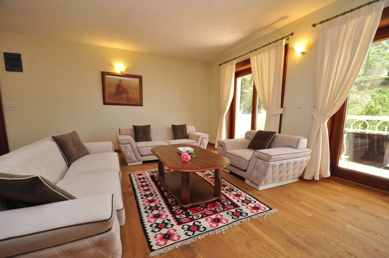 Роскошный замок 500 m2 на первой береговой линии в Будве