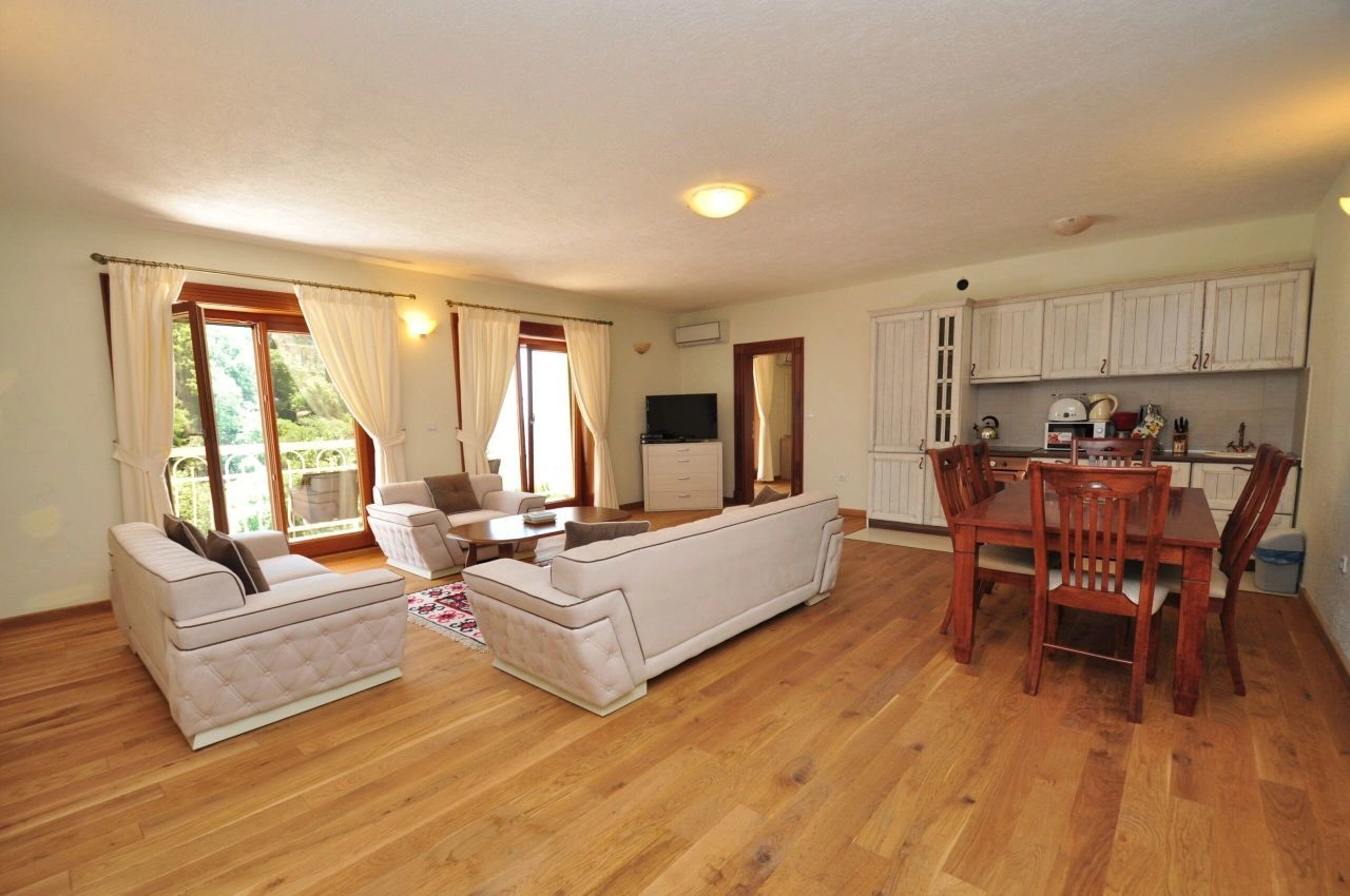 Роскошный замок 500 m2 на первой береговой линии в Будве