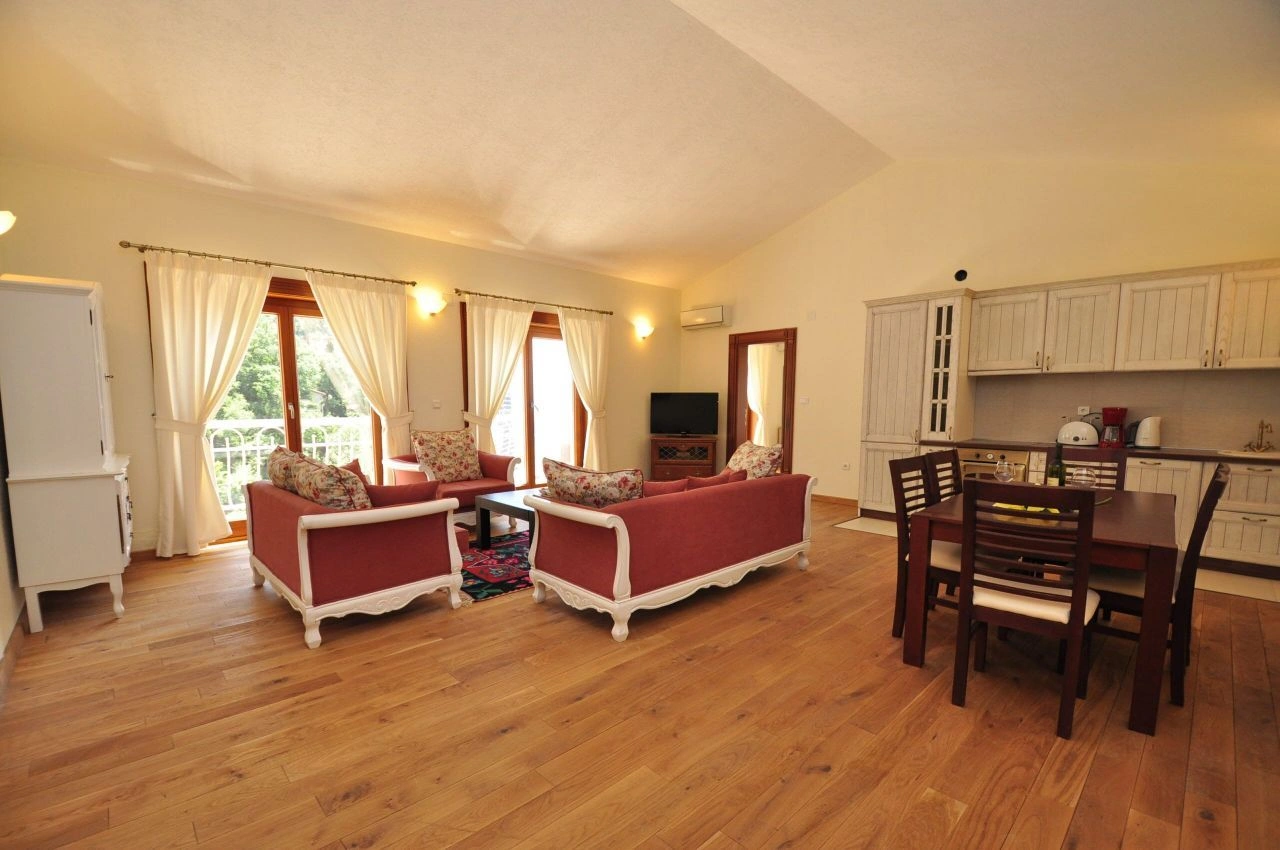 Роскошный замок 500 m2 на первой береговой линии в Будве