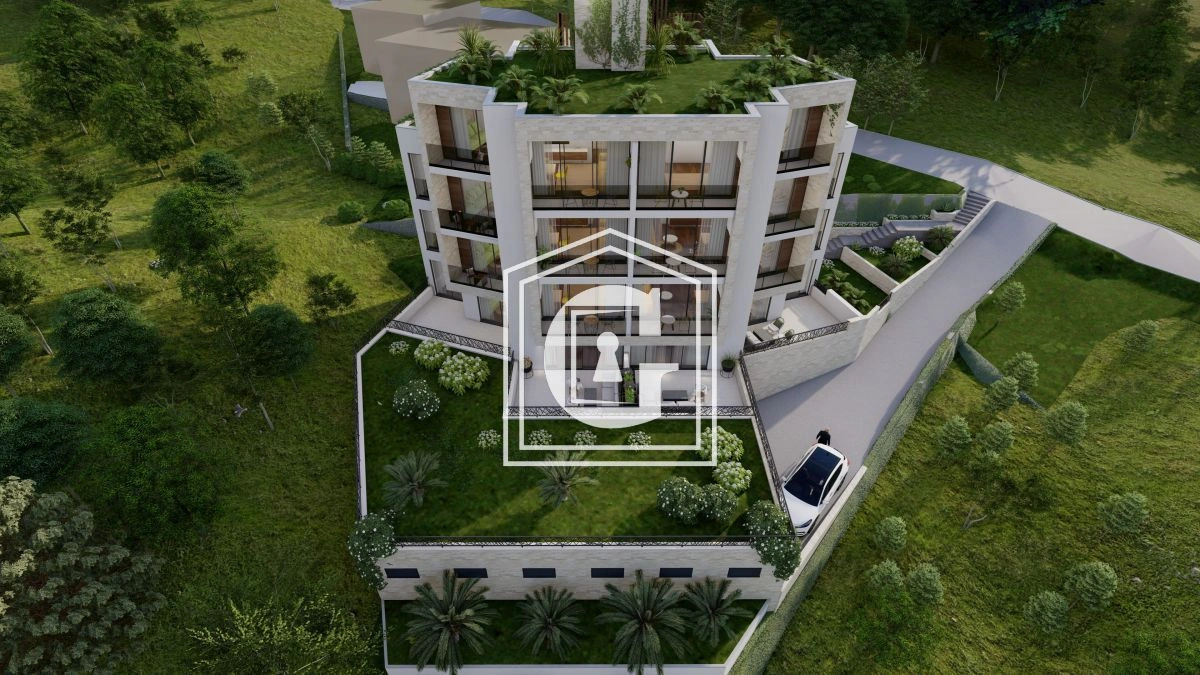 Квартира 28 м² с террасой в Тивате