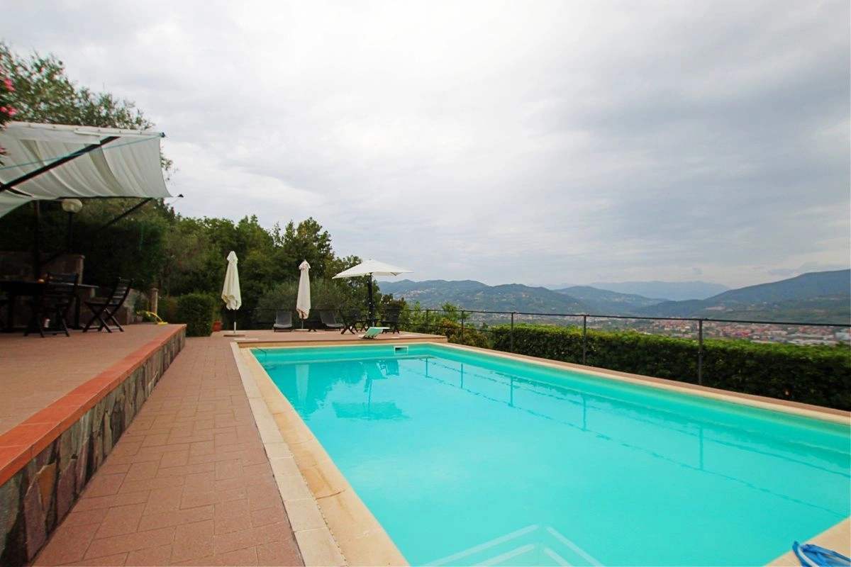 Вилла в Ла Специи на склоне холма с панорамными видами, Италия