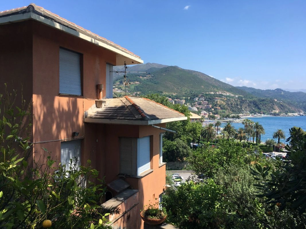 Вилла рядом с пляжем в Генуе с видами на залив и город - 1 900 000 €