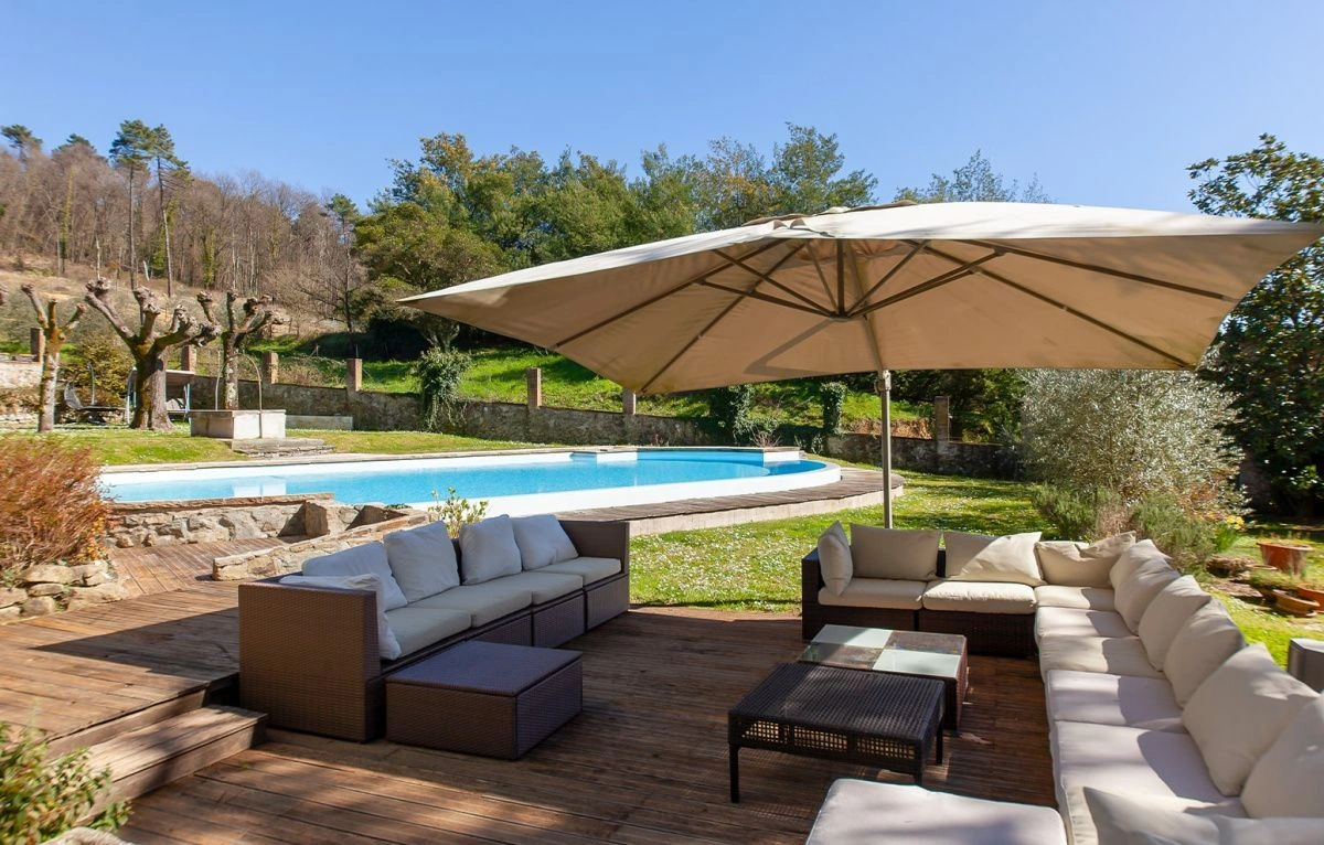 Историческая вилла в пригороде Луки с бассейном и видом на сад - 3 900 000 €