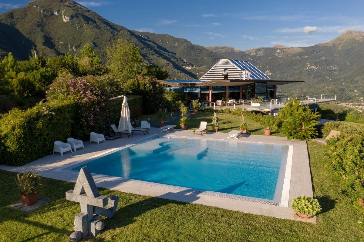 Вилла на холмах Камайоре с видом на Тирренское море, Италия