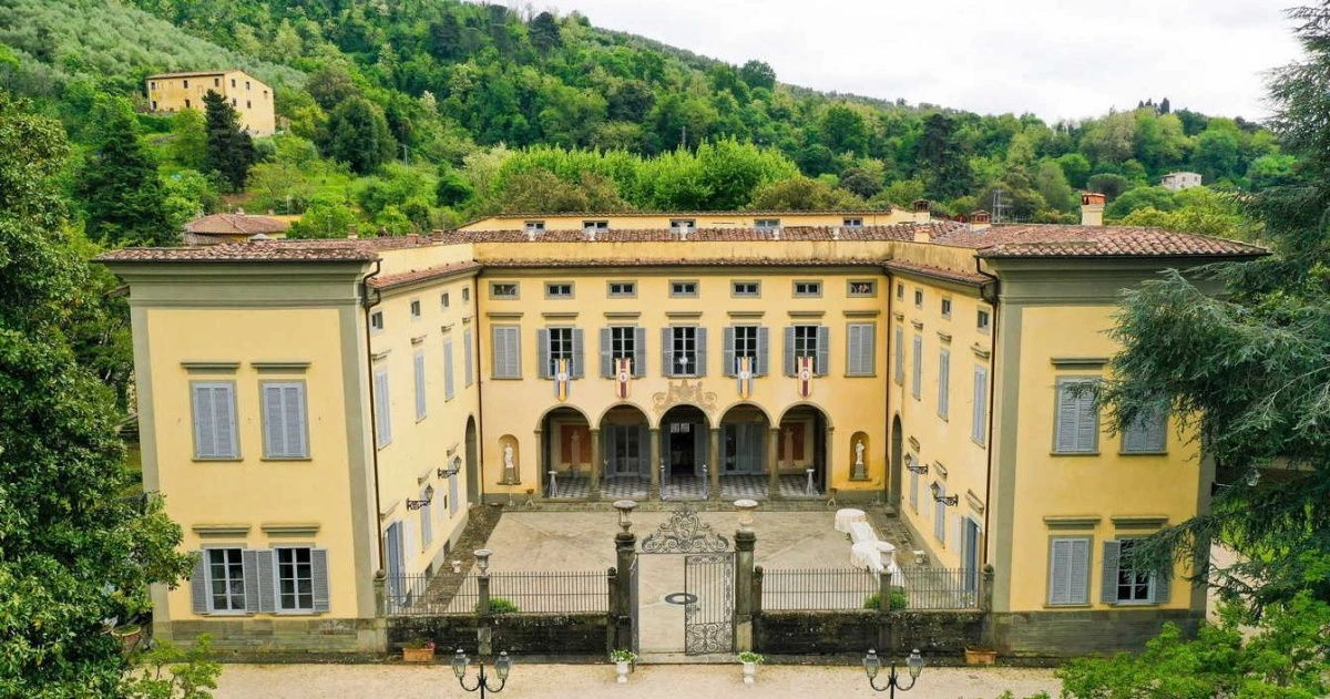 Историческая вилла в пригороде Пизы с парком и водопадом, Италия