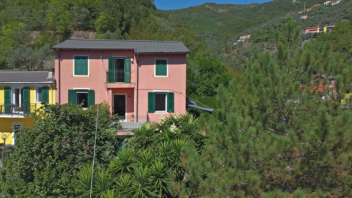 Трехэтажная вилла в пригороде Генуи, окруженная зелеными холмами, Италия