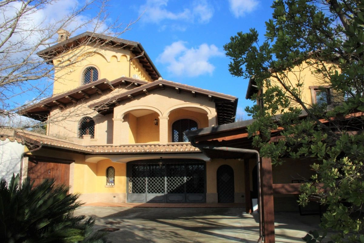 Вилла в холмах Торторето с садом и верандой - 530,000 €