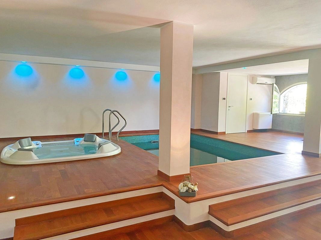 Вилла с двумя бассейнами в Рива Лигуре недалеко от моря, Италия